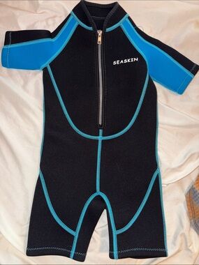 Skin Kids Black and Blue Short Sleeve Swim Rashguard